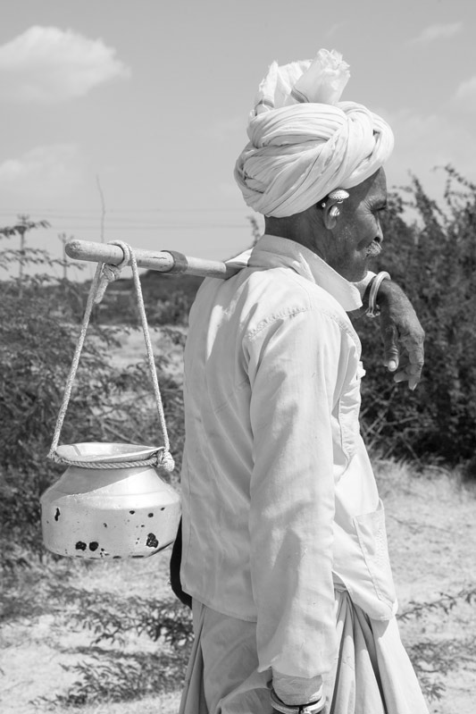 Men and Water Needs from Gender Perspective - Carrying water for drinking in the field in Kutch district, Gujarat